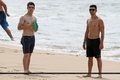 Nick e Joe em Praia no Havaí  - the-jonas-brothers photo