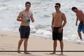 Nick e Joe em Praia no Havaí  - the-jonas-brothers photo