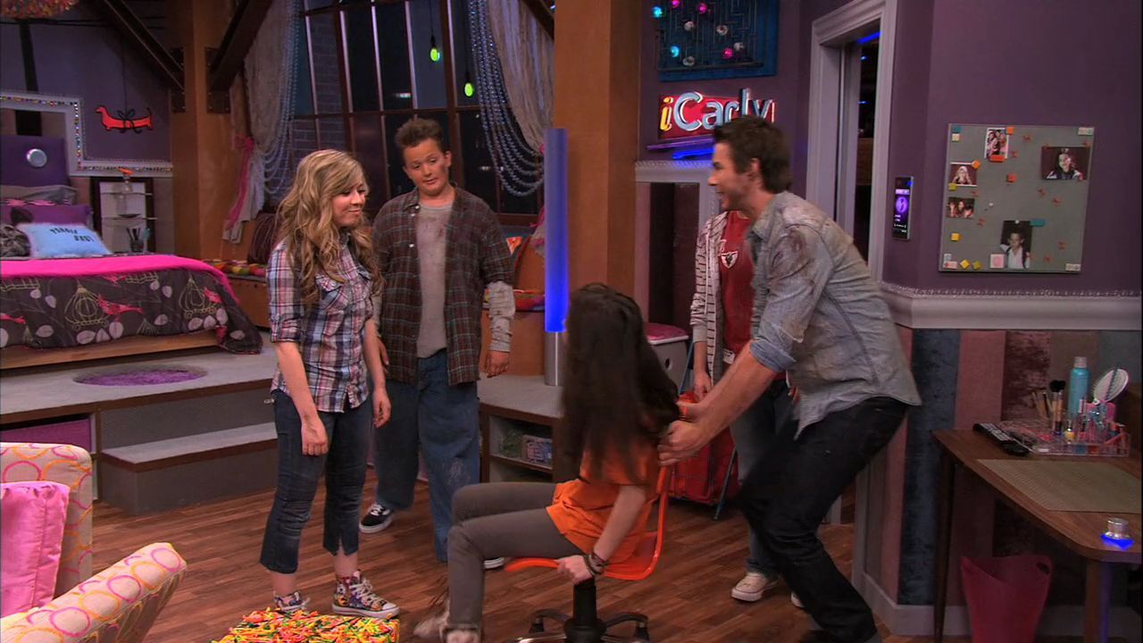 Image of iCarly - 4x01 - iGot a Hot Room for fans of iCarly. 