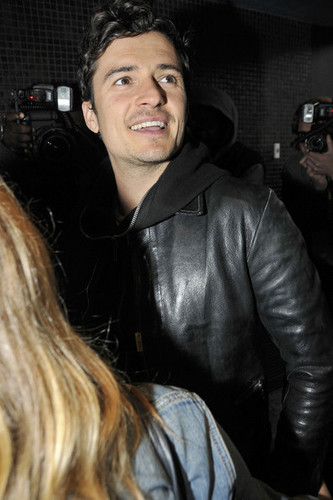 Orlando Bloom, accompanied by wife Miranda Kerr, arrives at the Sunshine Theater to attend a screeni