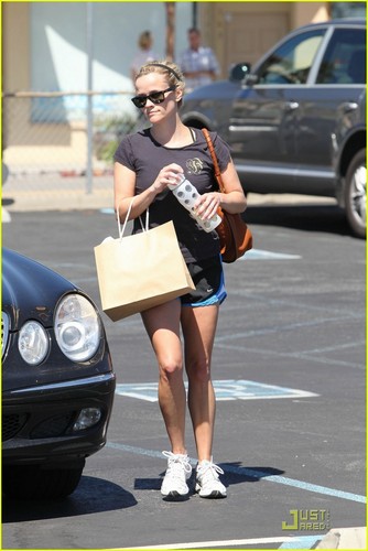  Reese Witherspoon: Fitness & Flight!