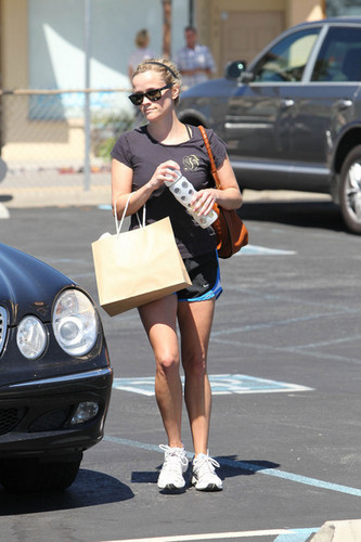  Reese Witherspoon Out and About