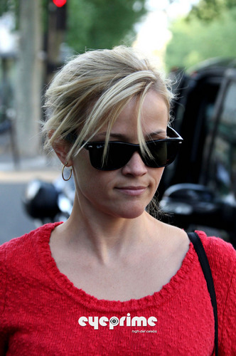 Reese Witherspoon strolls and shops around in Paris, Apr 27