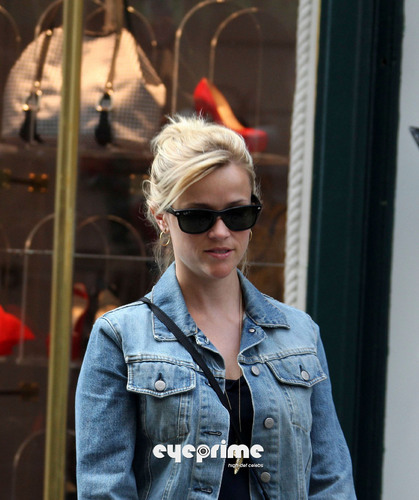  Reese Witherspoon strolls and shops around in Paris, Apr 27