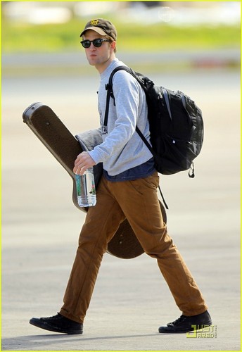  Robert Pattinson: St. Thomas Traveler
