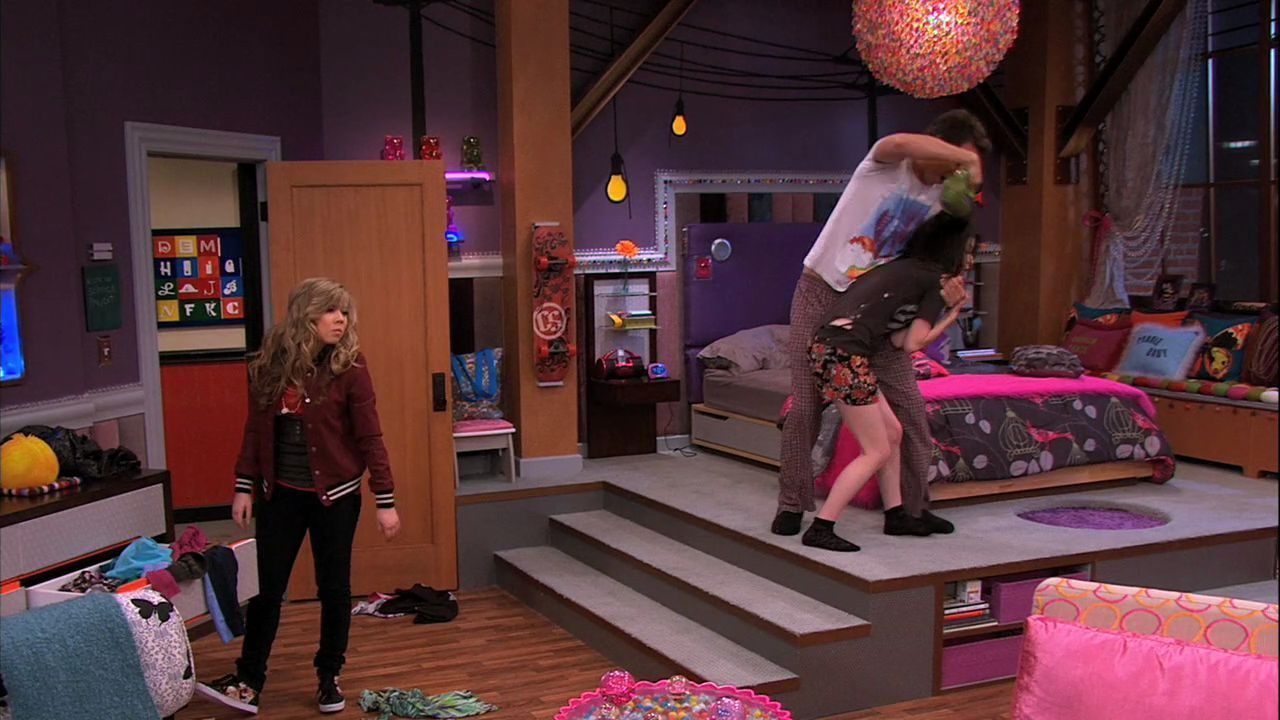 Image of iCarly - 4x02 - iSam's Mom for fans of iCarly. 