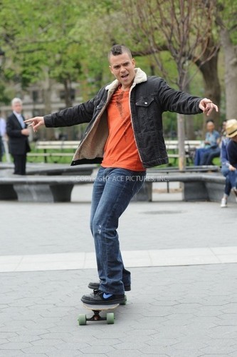  2011-04-29: Cast filming in Washington Square Park