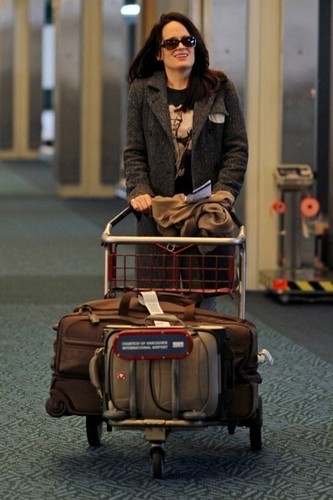 Elizabeth Reaser Catching A Flight At Vancouver Airport