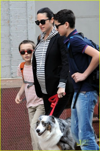  Jennifer Connelly: Strolling to School!
