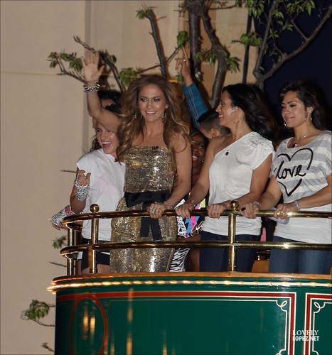  Jennifer Lopez @ The Grove filming her “Extra” Special