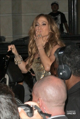  Jennifer Lopez @ The Grove filming her “Extra” Special