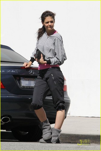  Katie Holmes: Gym and a Treat!