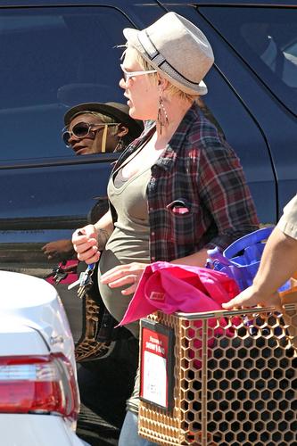  P!nk grocery shoping at Safeway - April 26