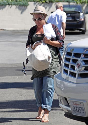  P!nk grocery shoping at Safeway - April 26