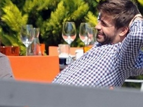  Piqué: Shakira is so beautiful and. ..