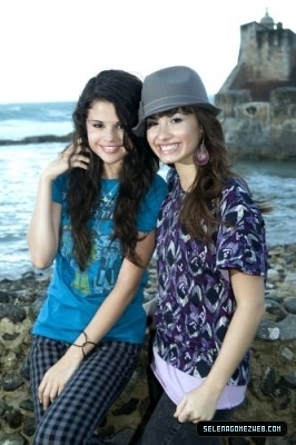 Selena Gomez dan Demi Lovato