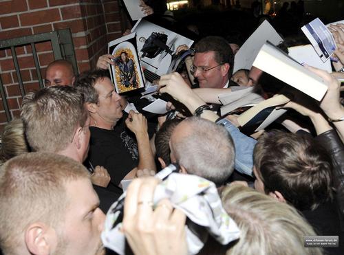  hugh laurie Signing Autographs for fans after the Berlin concierto