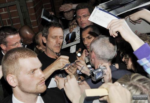  hugh laurie Signing Autographs for fãs after the Berlin show, concerto