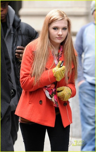  Abigail Breslin Goes Blonde for 'New Year's Eve'!