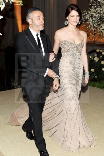  Added new pics of Ashley Greene arriving at #METGala & at the After-Party (tagged)