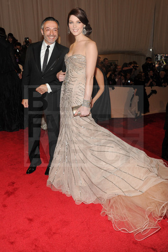  Added new pics of Ashley Greene arriving at #METGala & at the After-Party (tagged)