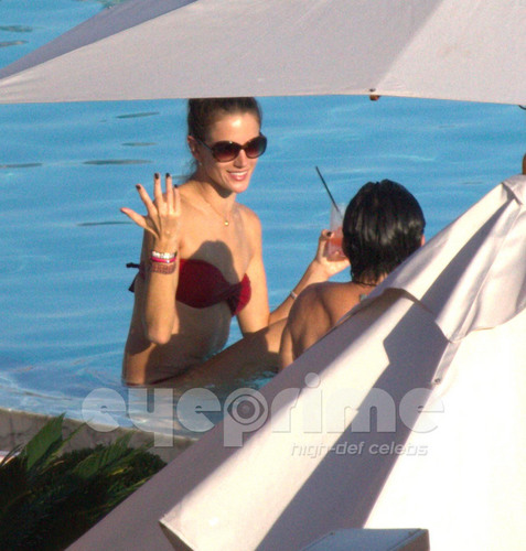  Alessandra Ambrosio in a Bikini 의해 the Hotel Pool in Rio, May 1