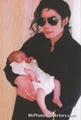 Baby Paris with Father Michael Jackson [= <3 - paris-jackson photo