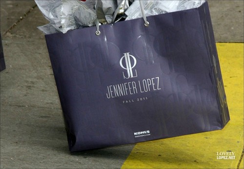  Jennifer - Arriving @ Kohl منظر پیش event - 02 May 2011