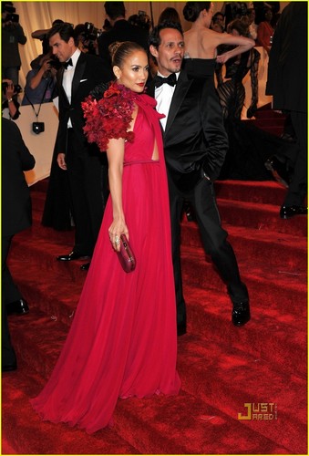  Jennifer Lopez - MET Ball 2011 With Marc Anthony