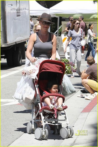  Katherine Heigl: Farmer's Market with Mom and Naleigh!