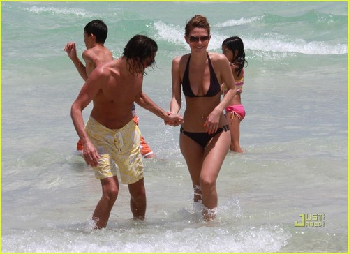  Maria Menounos: Bikini Babe in Miami!