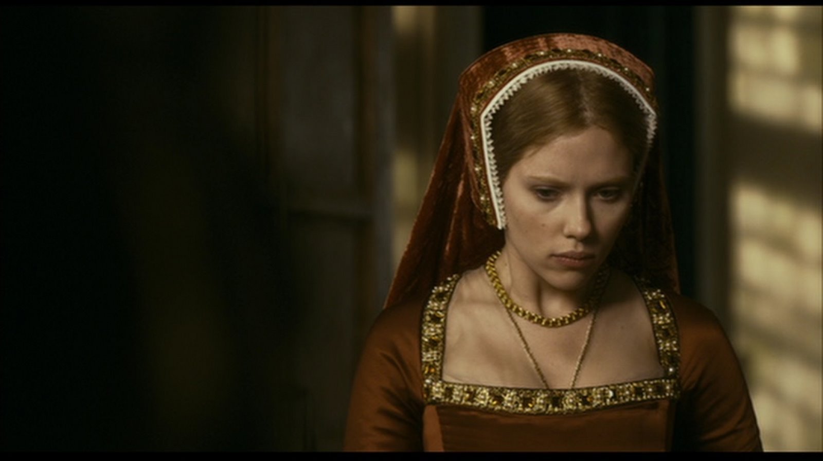 Mary's Red/Rust & Gold Gown - Scarlett Johansson Image (21609693) - Fanpop1600 x 896
