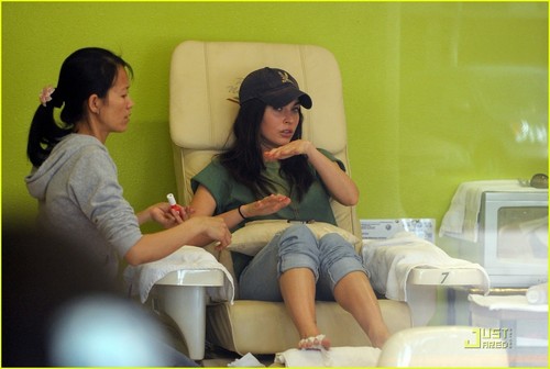  Megan Fox: Manicure Monday!
