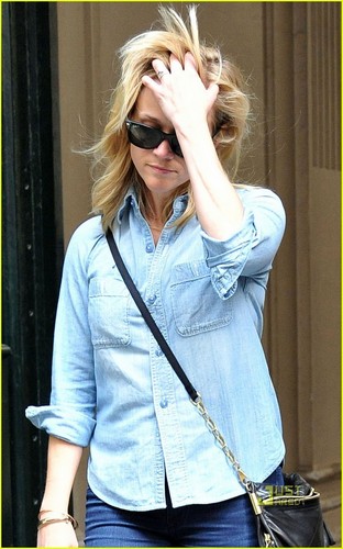 Reese Witherspoon: Shopping in Paris!