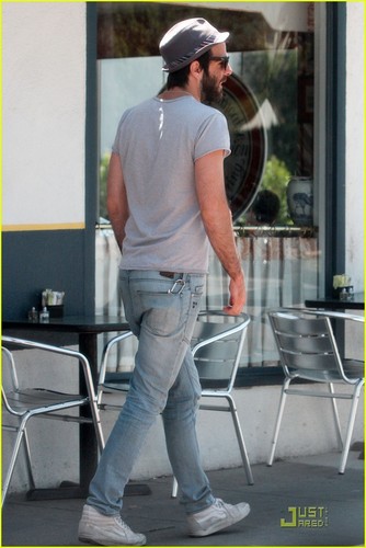  Zachary Quinto: Sunny Stroll in L.A