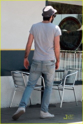  Zachary Quinto: Sunny Stroll in L.A