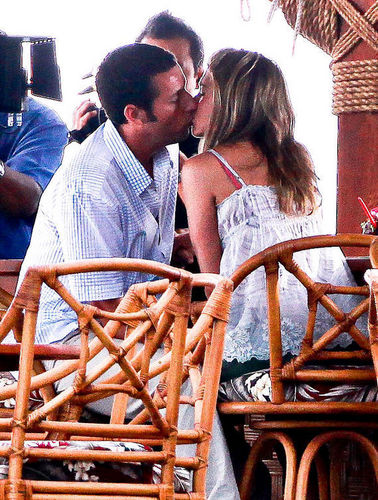  Jennifer Aniston & Adam Sandler Make Out-photo