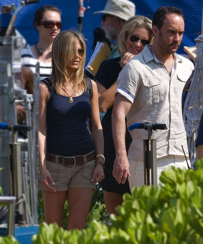 Jennifer Aniston Gets Perky for Dave Matthews-photo