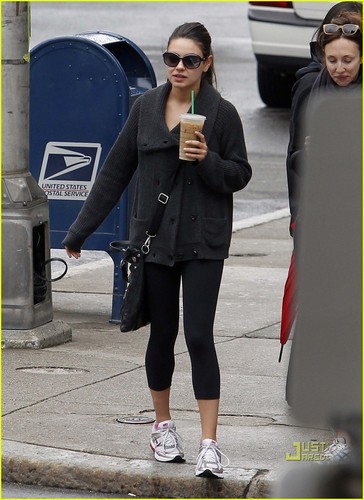  Mila Kunis: 星巴克 Run in Boston!