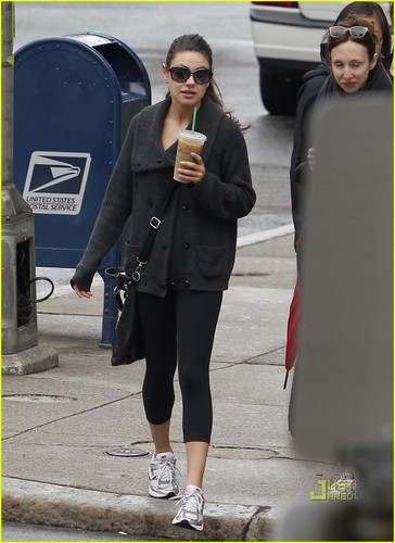  Mila Kunis: Starbucks Run in Boston!