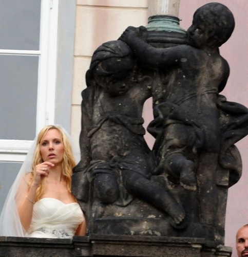  Nicole between statues