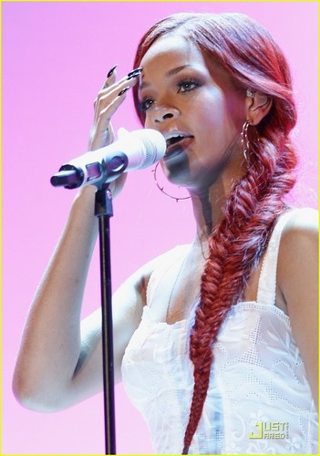  Rihanna: Nivea's 100th Anniversary!