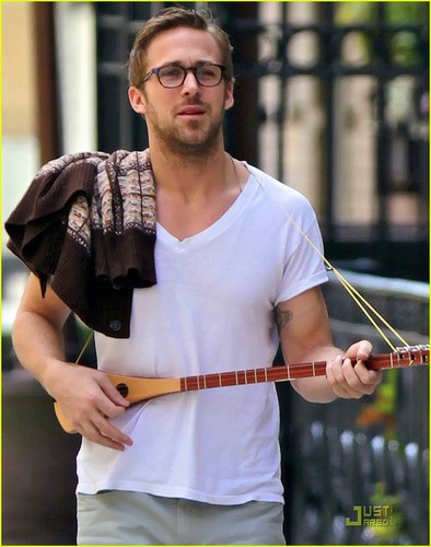  Ryan Gosling: Three String đàn ghi ta, guitar in New York City!