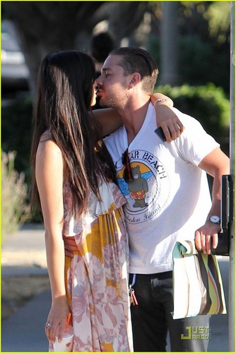  Shia LaBeouf: キッス キッス with Karolyn Pho!