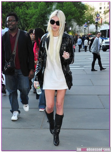  Taylor Momsen, 17, of The Pretty Reckless crossing the jalan, street in NYC