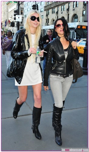  Taylor Momsen, 17, of The Pretty Reckless crossing the سٹریٹ, گلی in NYC