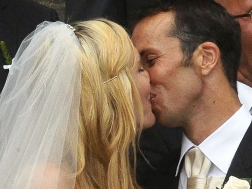  Their wedding KISS was longer than the royal-lasted a few Sekunden !