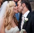 Their wedding kiss was sexy ! - tennis photo