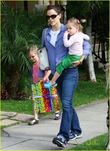  Jennifer Garner: Birthday Bash with the Kids!