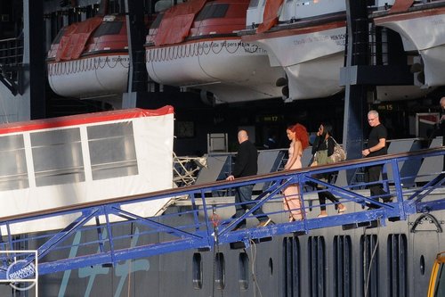  蕾哈娜 - 蕾哈娜 leaving Mein Schiff 2 cruise ship at Hamburg's port - May 9, 2011